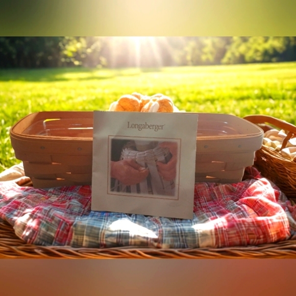 Longaberger Signed 2002 Rectangular Cracker Basket (Mint Condition!) - Picture 1 of 9
